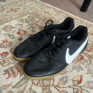 NIKE Mens Davinho Size 11